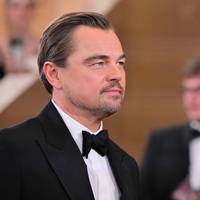 ▶ Van ‘ik houd je in de gaten’ tot enthousiast klappen: DiCaprio stal de show buiten beeld van de Golden Globes