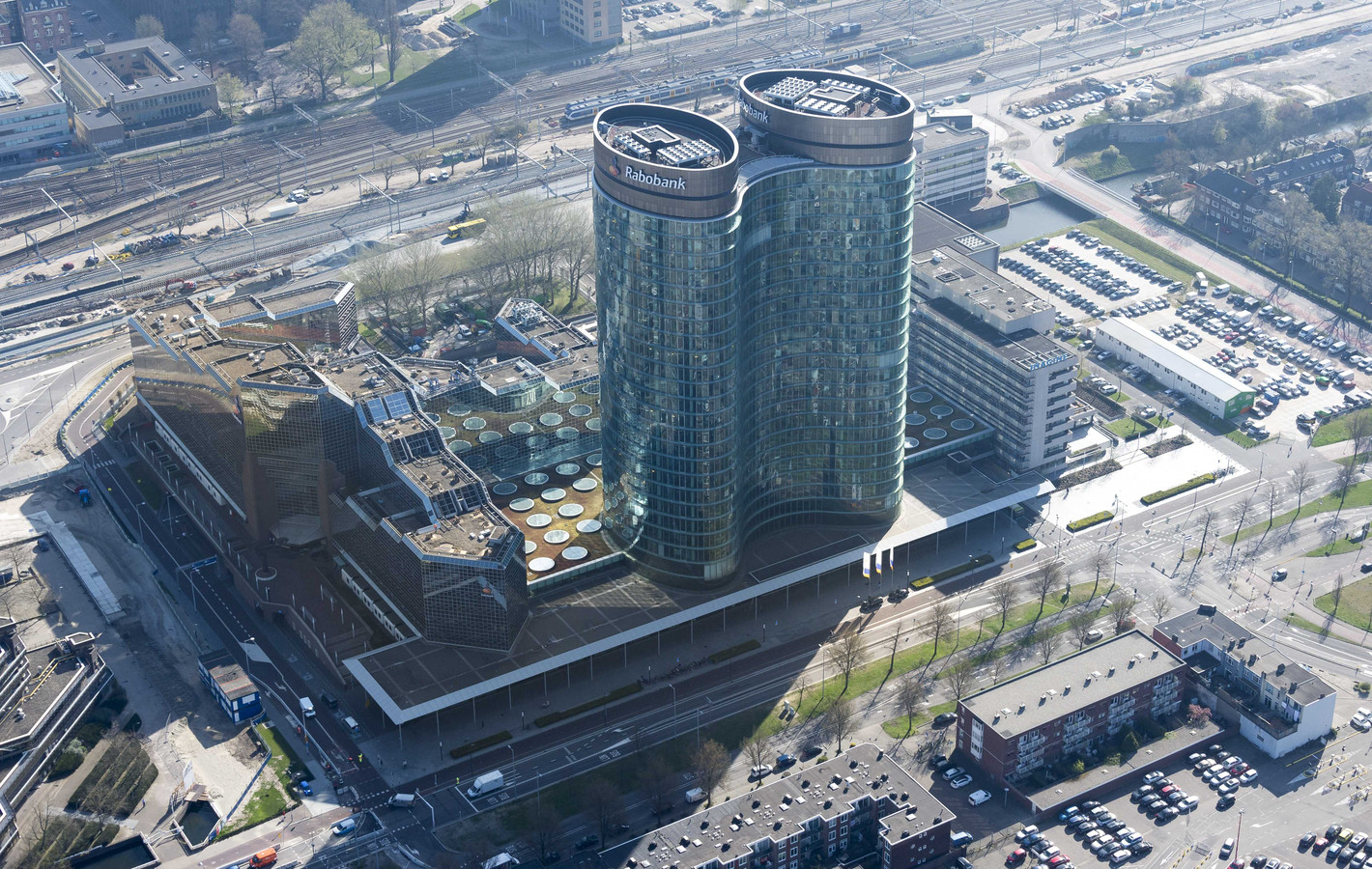 Rabobank dreigt met blokkade busbaan onder hoofdkantoor Foto AD.nl