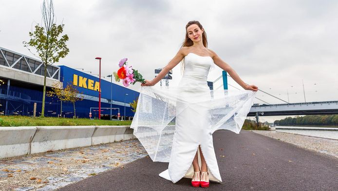 Verbazingwekkend Hoezo dure trouwjurk? Utrechtse maakte haar eigen jurk van IKEA OD-56