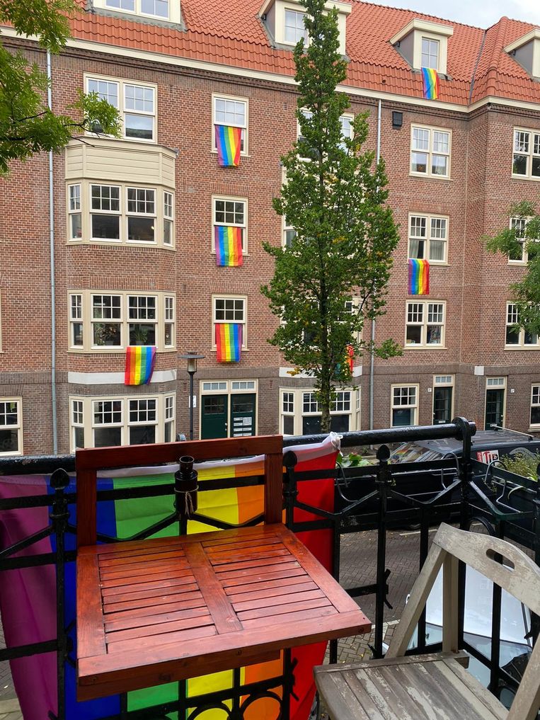 Buurt betuigt steun en hangt massaal regenboogvlag op