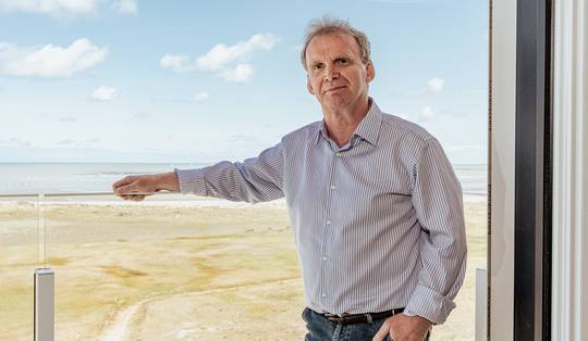 Deurwaarder die incassosysteem op zijn kop zette krijgt koninklijke onderscheiding: ‘Je kan niet blijven verdienen aan de miserie van mensen’