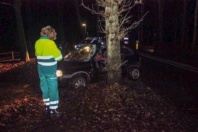 Man gewond door botsing tegen boom in Laag-Soeren
