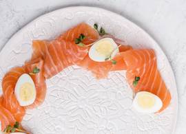 Bij déze supermarkt zijn de eieren en gerookte zalm het goedkoopst tijdens Pasen