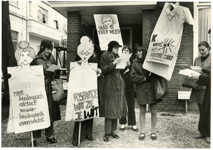 Protest van dolle mina's in 1971 voor het kantoor Nederlandse Vereniging voor Zeepfabrikanten in Den Haag.