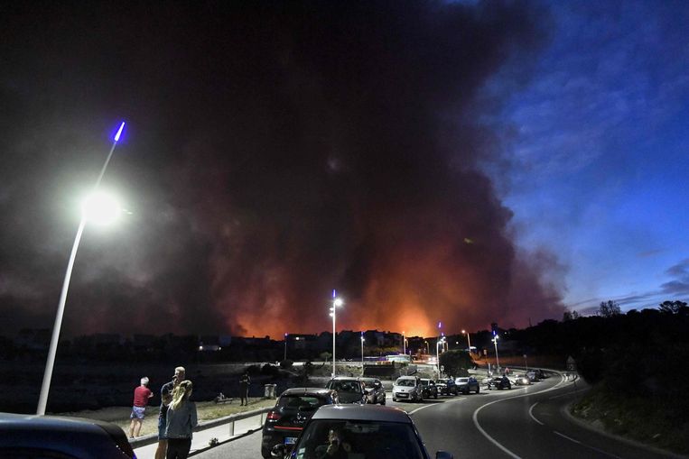 Ongeveer 2700 Personen In Veiligheid Bij Bosbrand Zuid Frankrijk Het Parool