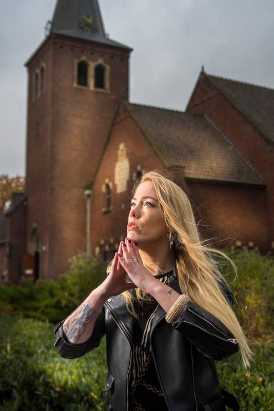 Queen P voor de Ontmoetingskerk in Enschede, waar een deel van de videoclip van Our God Saves is opgenomen.