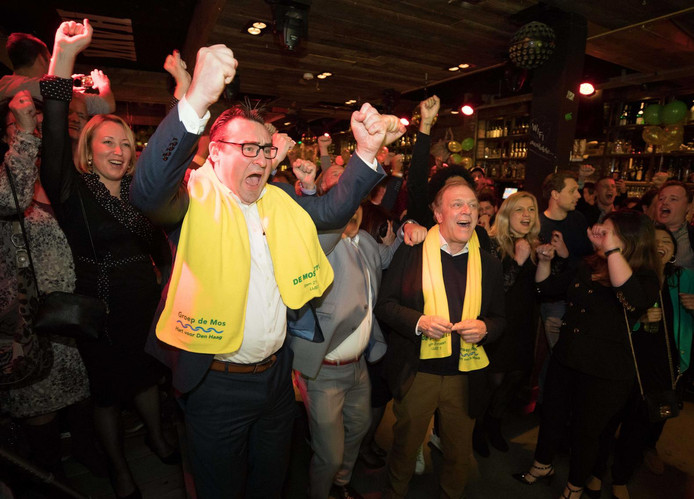 Richard de Mos viert een feestje na zijn overwinning in Den Haag.