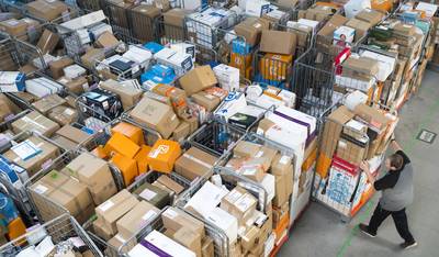 Het 'ziekmakende' werkregime bij PostNL: elke 4 seconden een pakketje sorteren