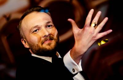 Arjen Lubach is zijn stem kwijt en Chantal draait zich nog eens om