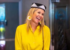 Koningin Máxima arriveert in Kenia in een felgeel pak van Max Mara