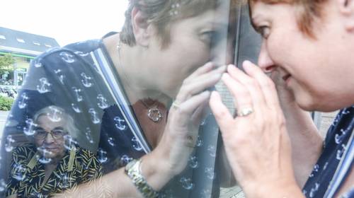 Wanda (54) mag straks mama Jeanne (95) eindelijk weer knuffelen: “Ik ben bang dat ik zal voelen hoe slecht het met haar gaat”