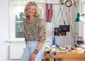 Caroline maakt tassen van gerecyclede materialen: “Ik wil laten zien dat oude spullen nog waarde hebben”*