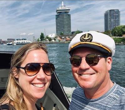 Martijn zit op de love boat en Julia Tan lacht weer in bikini