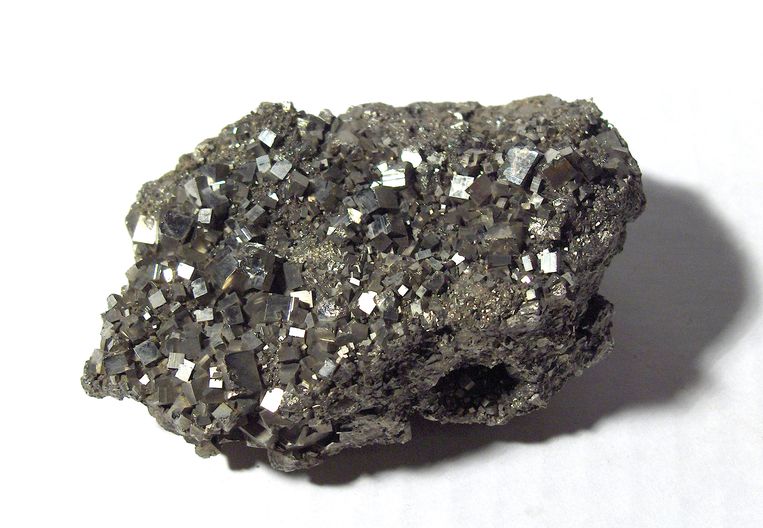 Сера в угле каменном. Кобальт минерал Менделеева. Пирит черный. Кобальт никелевый пирит. Железная руда Титан кобальт.