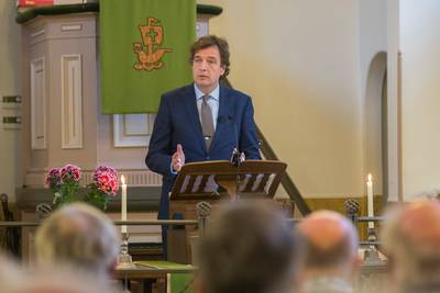 Burgemeester René Verhulst leidt kerkdienst in Wilhelminadorp