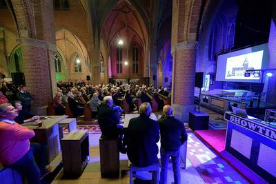 Ken Net Niet Club stapt dinerend en dansend de kerk in