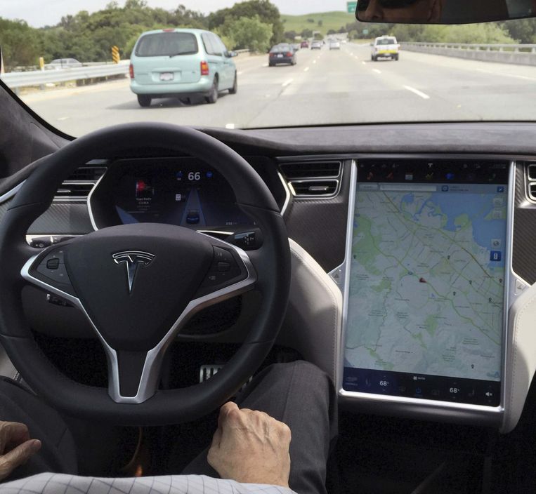 Klacht In China Tegen Tesla Nadat 23 Jarige Jongen