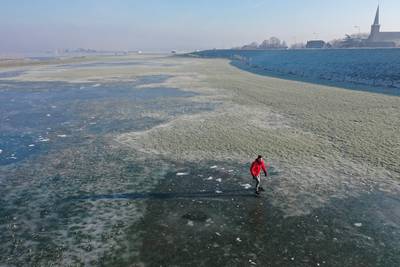 De eerste durfals wagen zich op onbetrouwbaar dun natuurijs