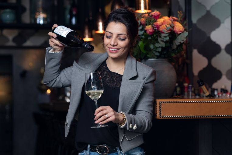 Het weekend belooft mooi en zonnig te worden en onze huissommelier Sepideh trakteert u op de ideale wijnen bij die eerste zonnestralen. Ze proeft van maar liefst 25 flessen uit supermarkt en speciaalzaak, waaruit vier absolute toppers geselecteerd worden. 