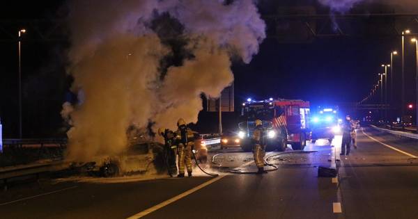Auto vliegt in brand bij botsing op A50 bij Beekbergen.