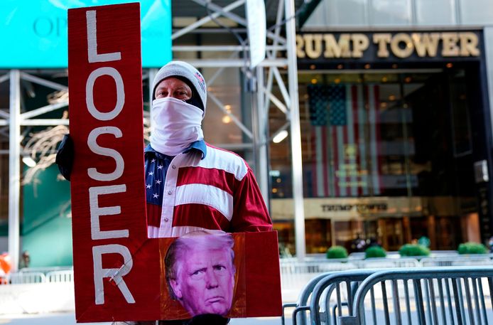 Een demonstrant bij de Trump Tower op 6 januari op het moment dat het Capitool werd aangevallen door Trumpsupporters.