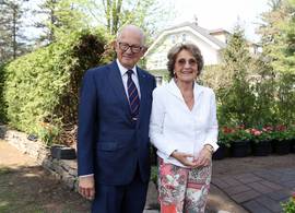 Pieter van Vollenhoven is vandaag 57 jaar getrouwd en deelt een zoet kiekje