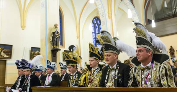 Carnavalsmis luidt feestweekend in Zenderen in