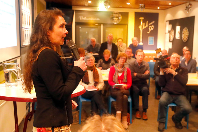 Gedeputeerde Anne Marie Spierings bezocht Nederwetten. Haar bezoek leidde direct tot een confrontatie.