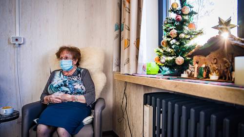 REPORTAGE. Rusthuisbewoners kunnen niet wachten op eerste vaccinaties: “De Queen krijgt het ook. Het zal dus wel veilig zijn, zeker?”