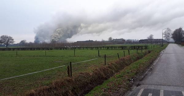 Hulpdiensten gehinderd door omstanders die langs afzetlint willen rond grote brand in Biezenmortel