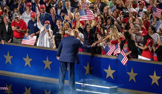 ‘Geloof niet wat de media schrijven. Alle stoelen zijn gevuld’, schreeuwt Trump. Maar op dag twee van de conventie in Dallas blijft de bovenste ring zelfs volledig gesloten