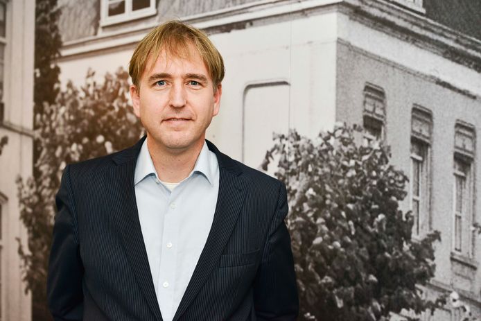 De Brabantse FvD-fractievoorzitter Eric de Bie voor het pand van zijn notariskantoor in Prinsenbeek.