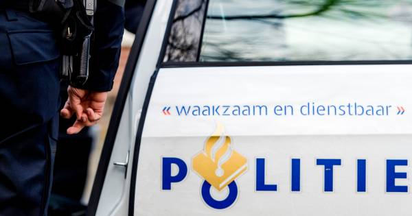 Man met vuurwapen bedreigt personeel telecomzaak in winkelcentrum Schiedam .