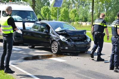 Drie auto's met elkaar in botsing op Backer en Ruebweg Breda