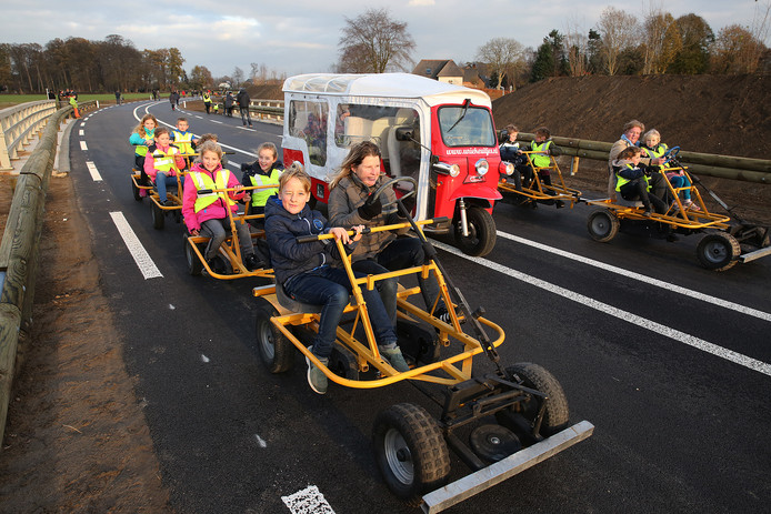 Kinderen met skelters of in een tuk tuk konden de nieuwe rondweg tijdens de opening uitproberen.