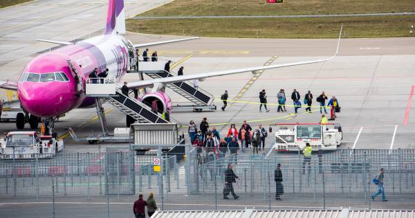 De #bevolking in #angst ,#politie moet hoge #boete uitdelen #corona Terwijl aan de andere kant de #oogkleppen op blijven.#blijfthuis #wiemaaktwiegek .