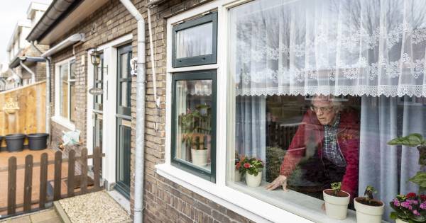 Na de dubbele moord gingen de gordijnen in de Nieuwstraat in Almelo dicht.