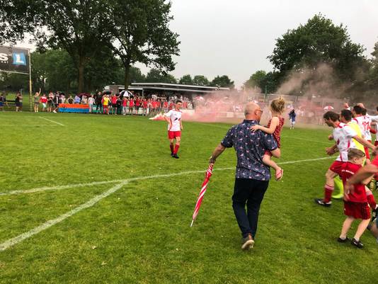 Vianen Vooruit Pakt Titel Na Zinderende Ontknoping Voetbal