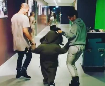 Yolanthe loopt met miniversie van echtgenoot Wesley door Ziggo Dome