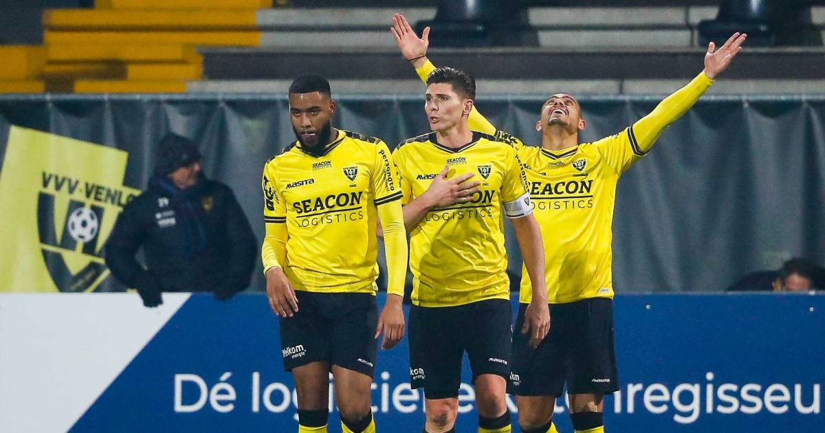 Griekse god Giakoumakis redt punt voor VVV tegen tiental PEC | Nederlands voetbal | bd.nl