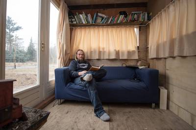 Henk is tevreden in zijn huis van 1.000 euro