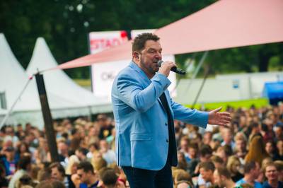 Dré Hazes haalt volkszanger van podium om zingen Hazes-Medley