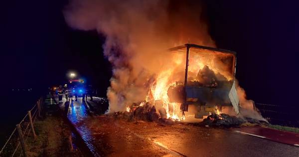 Vrachtwagen vol hooibalen brandt uit op de N831