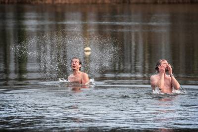 Lars en Frank duiken het nieuwe jaar in: ‘Dit jaar valt de kou eigenlijk wel mee’