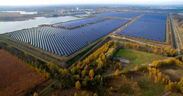 120 voetbalvelden vol zonnepanelen in Budel-Dorplein in gebruik | Cranendonck, Heeze-Leende - Eindho