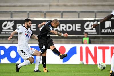 Sneijder speelt hele wedstrijd, maar verliest zwaar met Nice