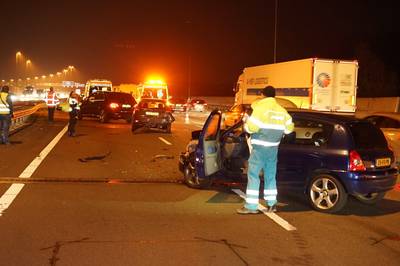 Ongeluk met vier auto's en ‘meerdere’ vrachtwagens op A50: drie rijstroken dicht
