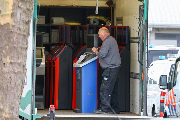 De in beslag genomen gokzuilen werden met een vrachtwagen afgevoerd.