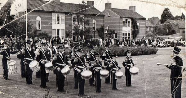 Eerst oefenen met trommelstokken op plank bij Juliana in Someren-Eind