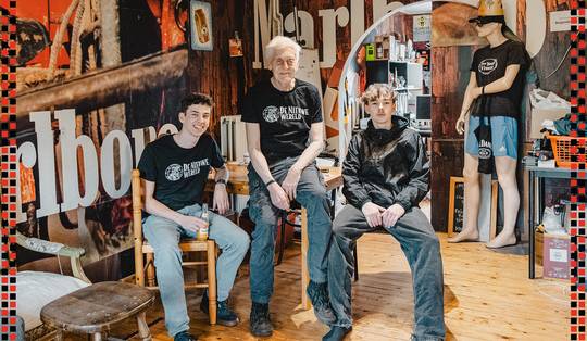 Deze legendarische Gentse cafébaas laat studenten al vijftig jaar gratis inwonen: ‘De kotprijzen zijn schandalig’